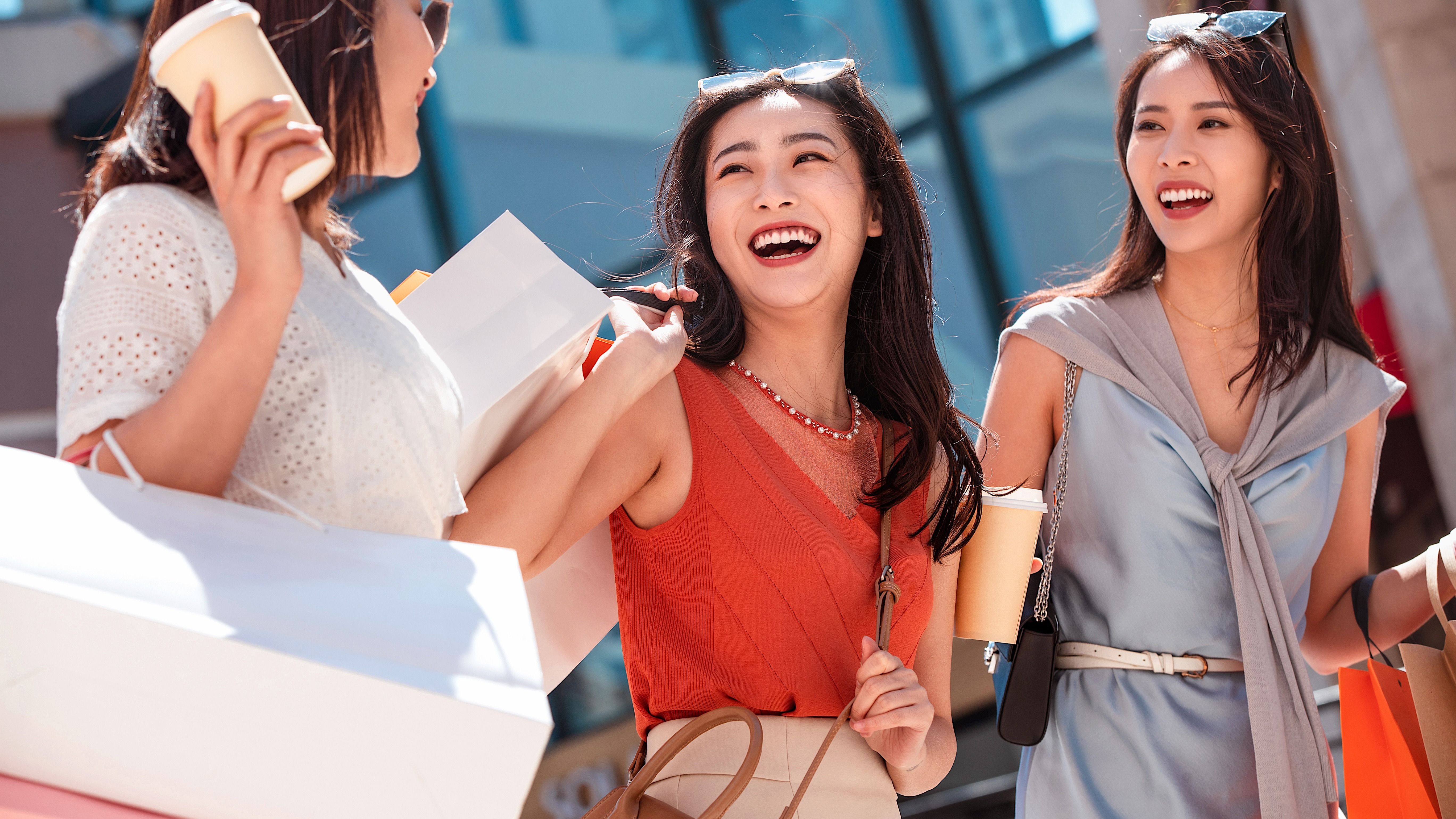 我的白富美闺蜜们，出境游不买包了