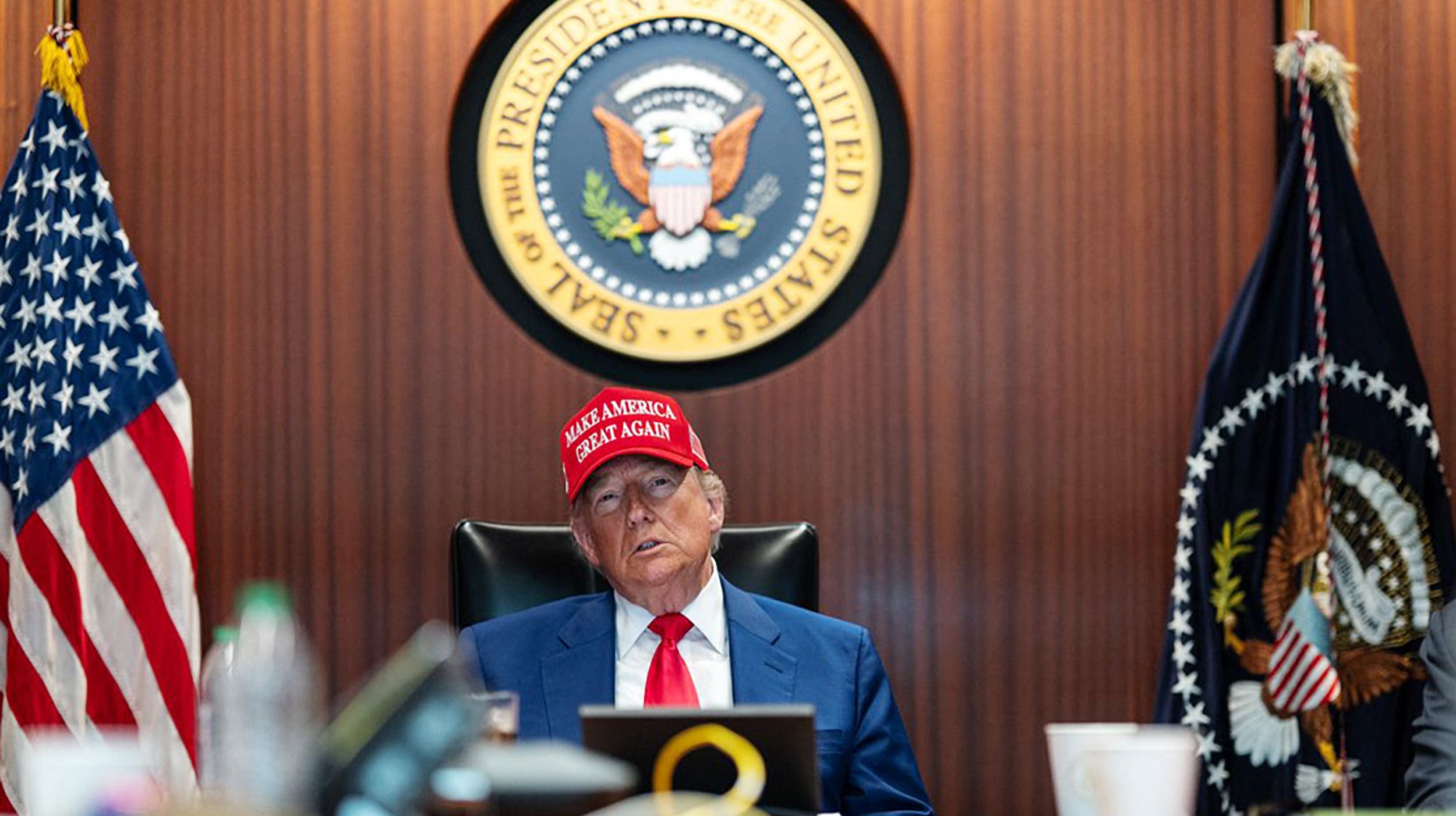 轰炸伊朗核设施，特朗普把自己逼入双输境地