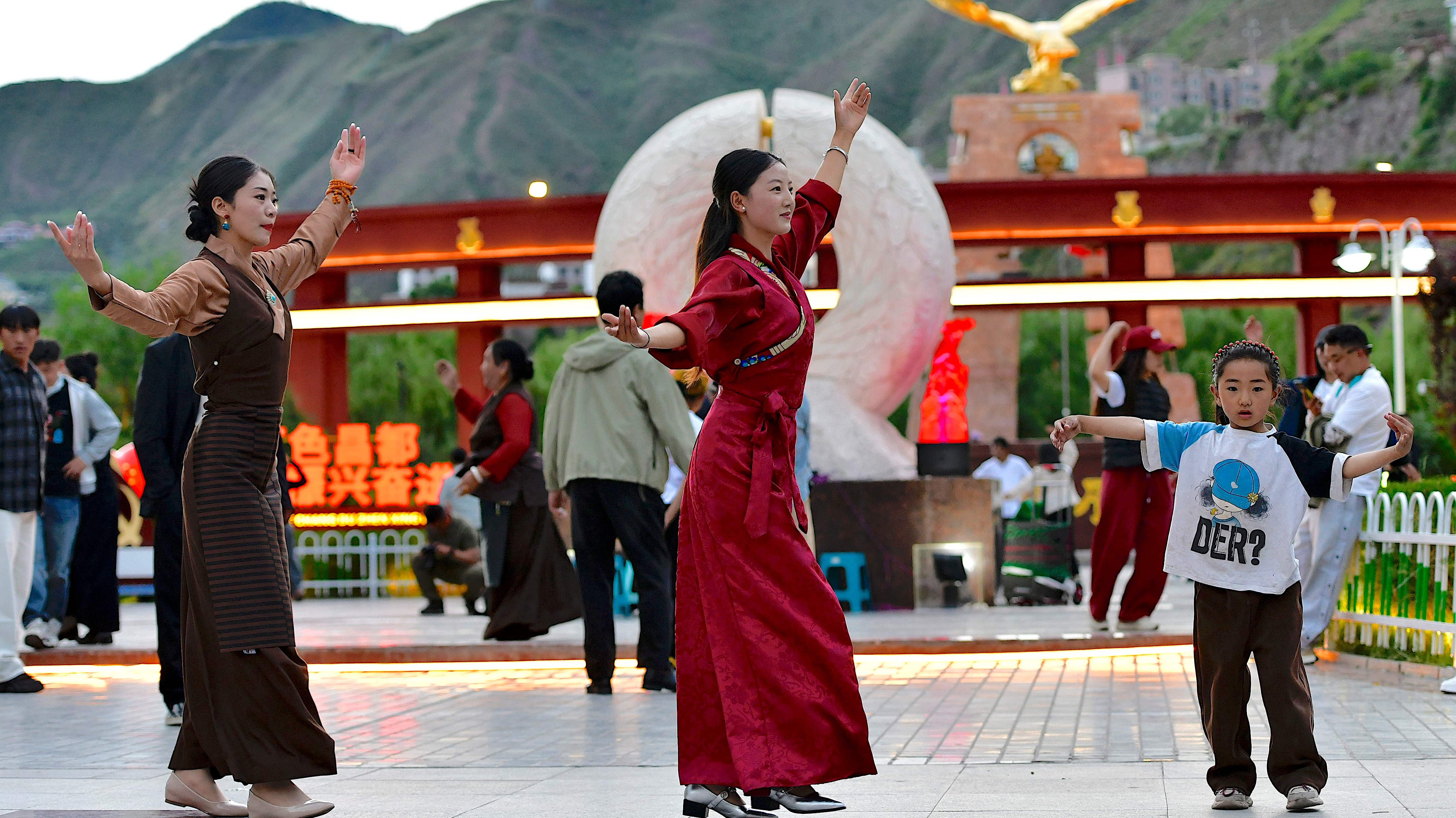 GDP增速第一省再易主，西藏凭何逆袭？