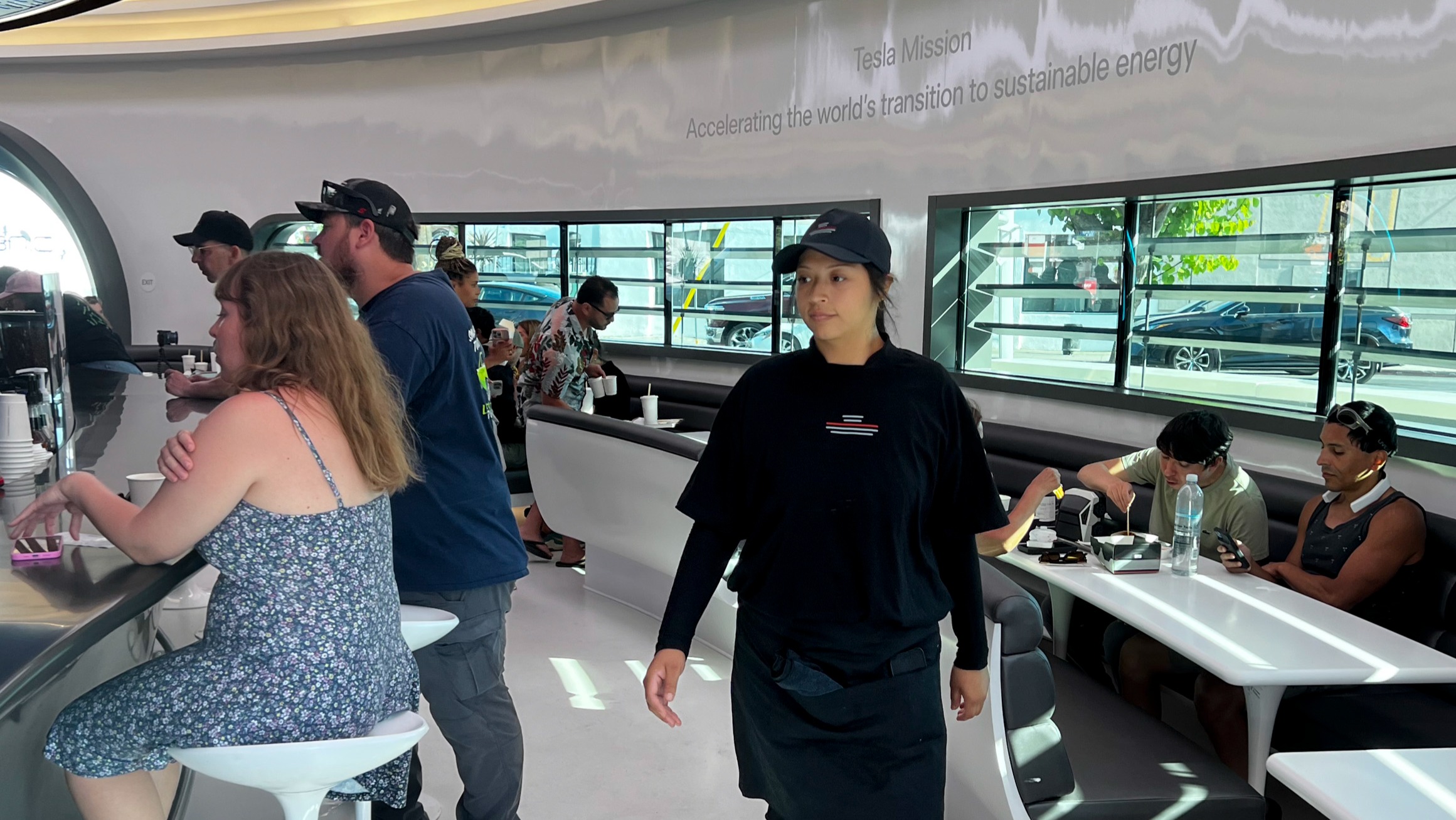 用“未来感”包裹一块汉堡，这很特斯拉