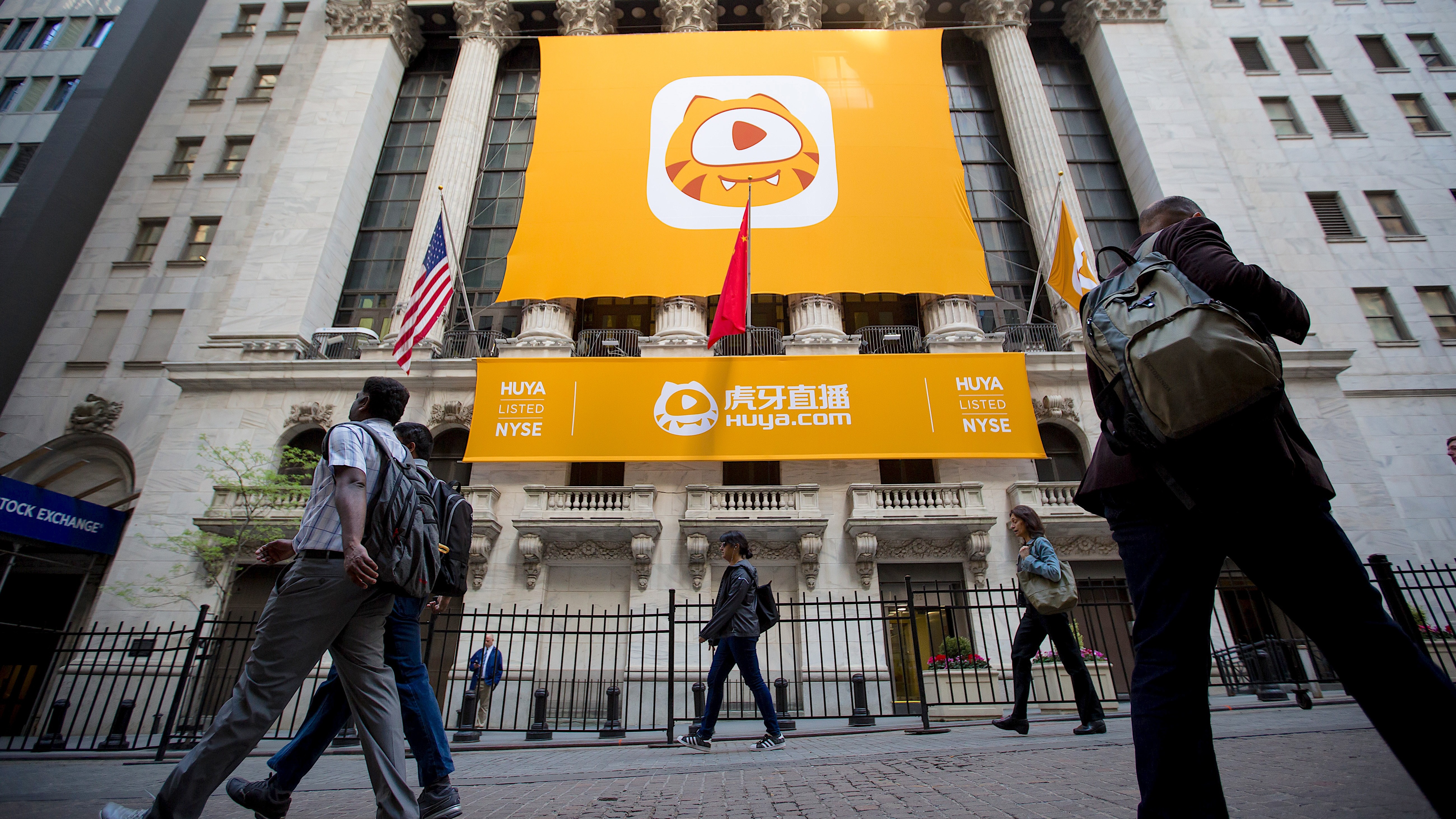 虎牙，穷的就剩钱了