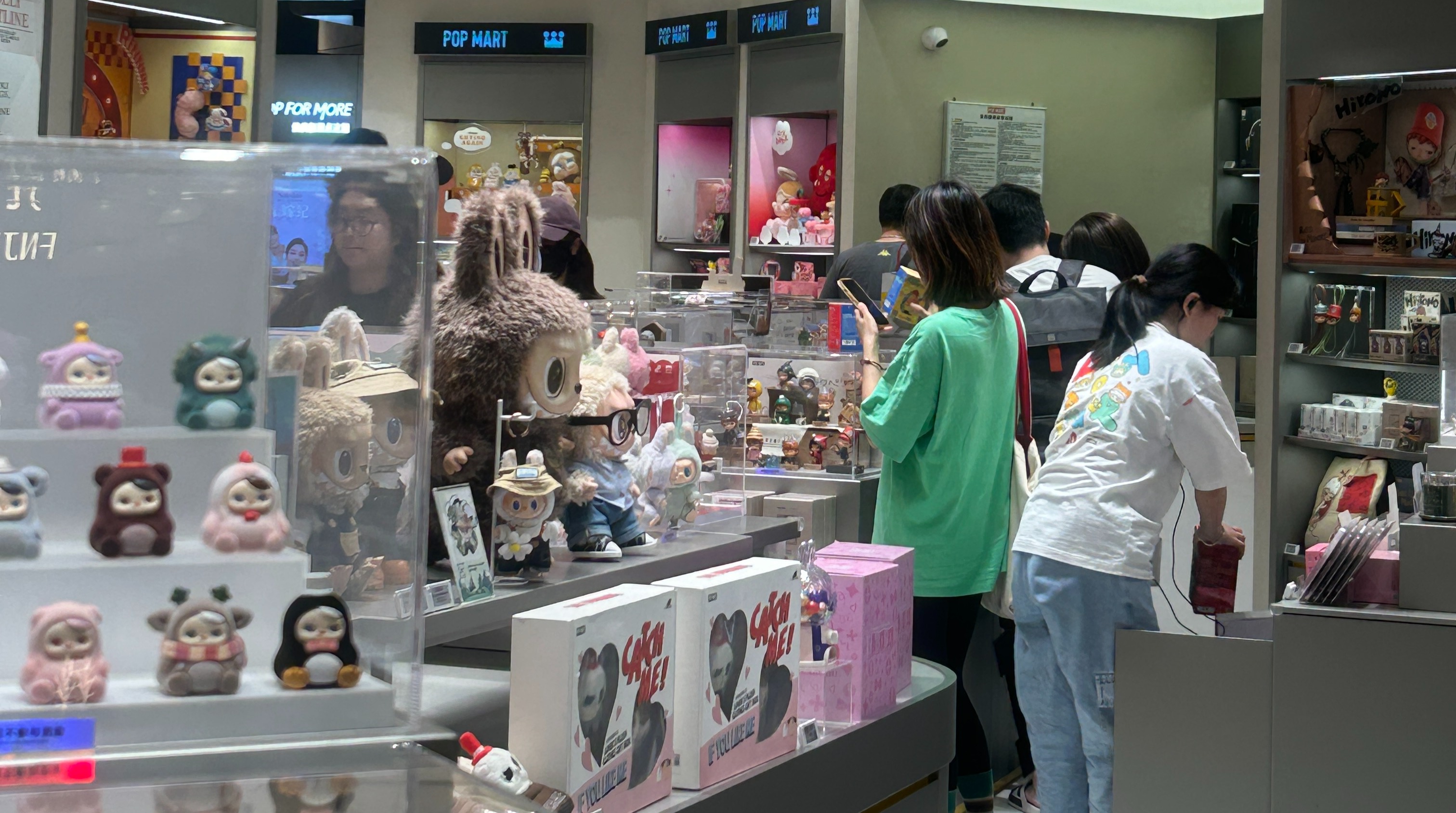 缝纫机“踩冒烟”，泡泡玛特持续狂飙？