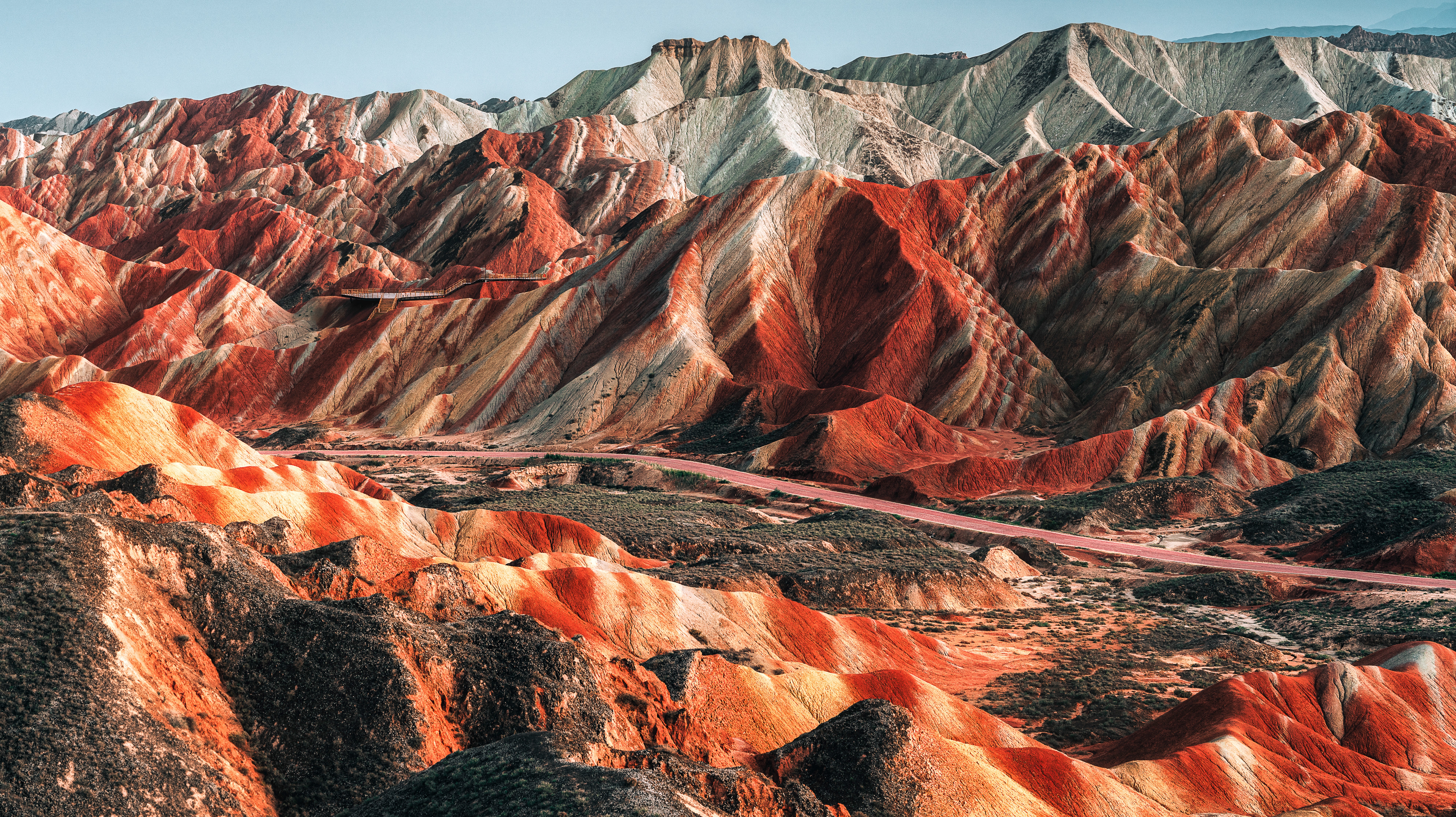 兰州的丹霞山绿了，多少人却高兴不起来
