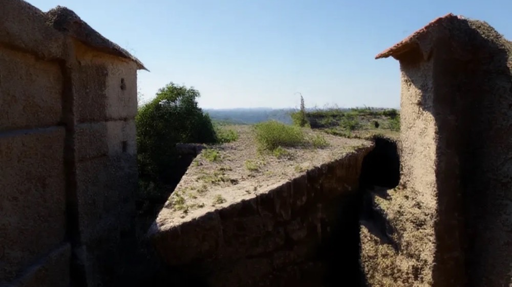 世界上第一张照片，被AI“修复”成了科幻片