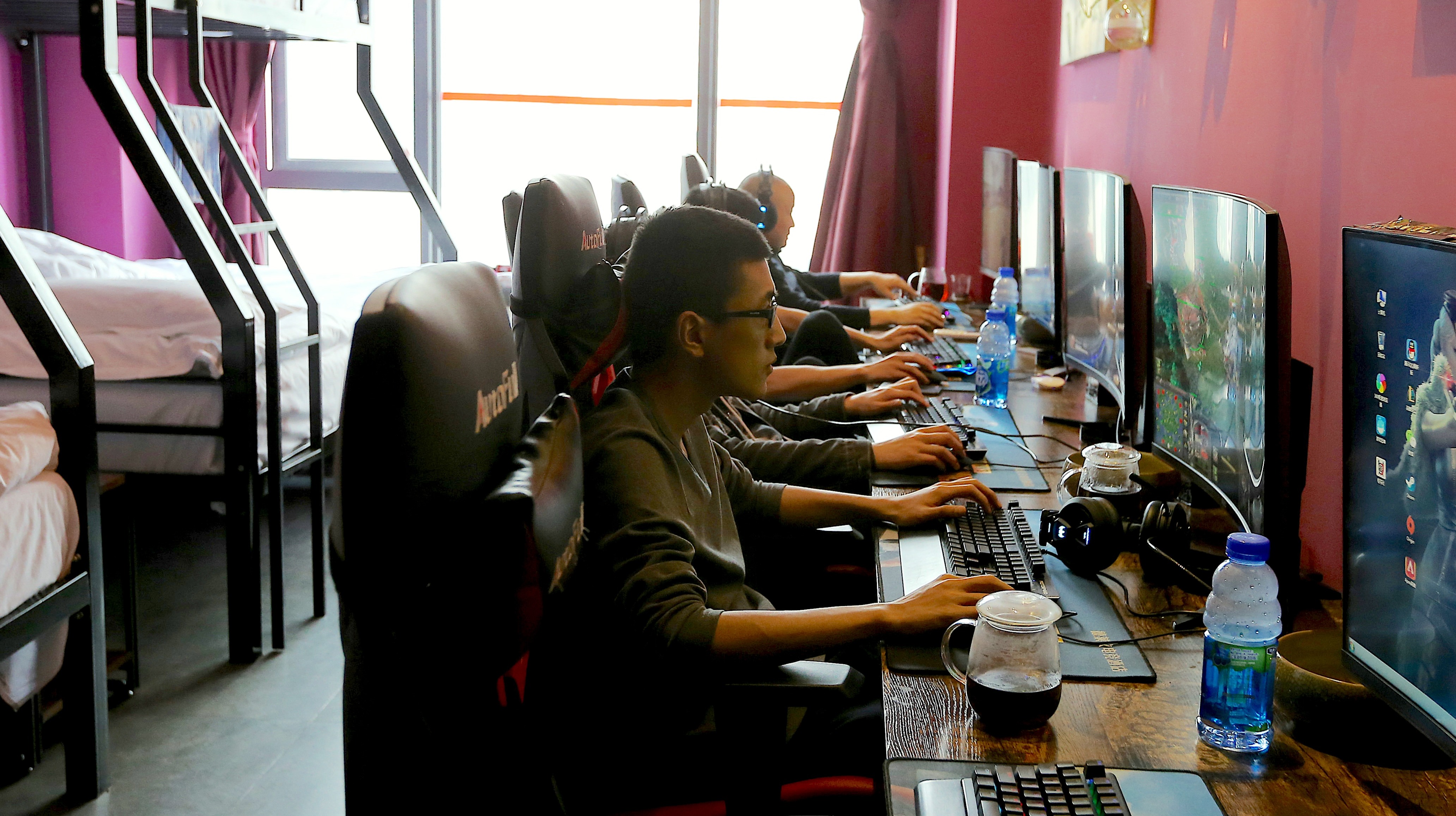 中年男人最隐秘的崩溃方式：去酒店“开黑”