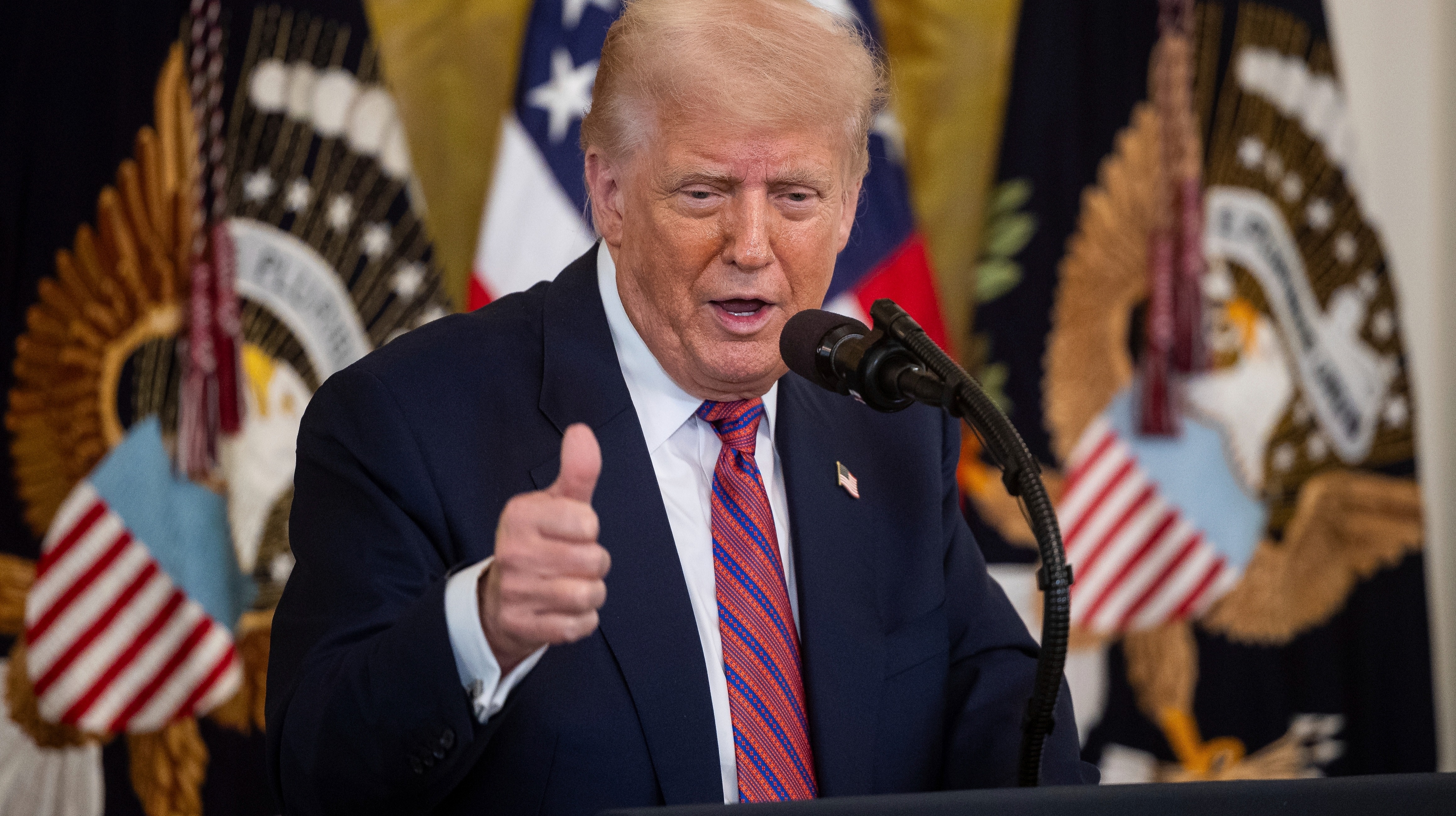 每人2000美元？特朗普扬言要撒“关税红利”