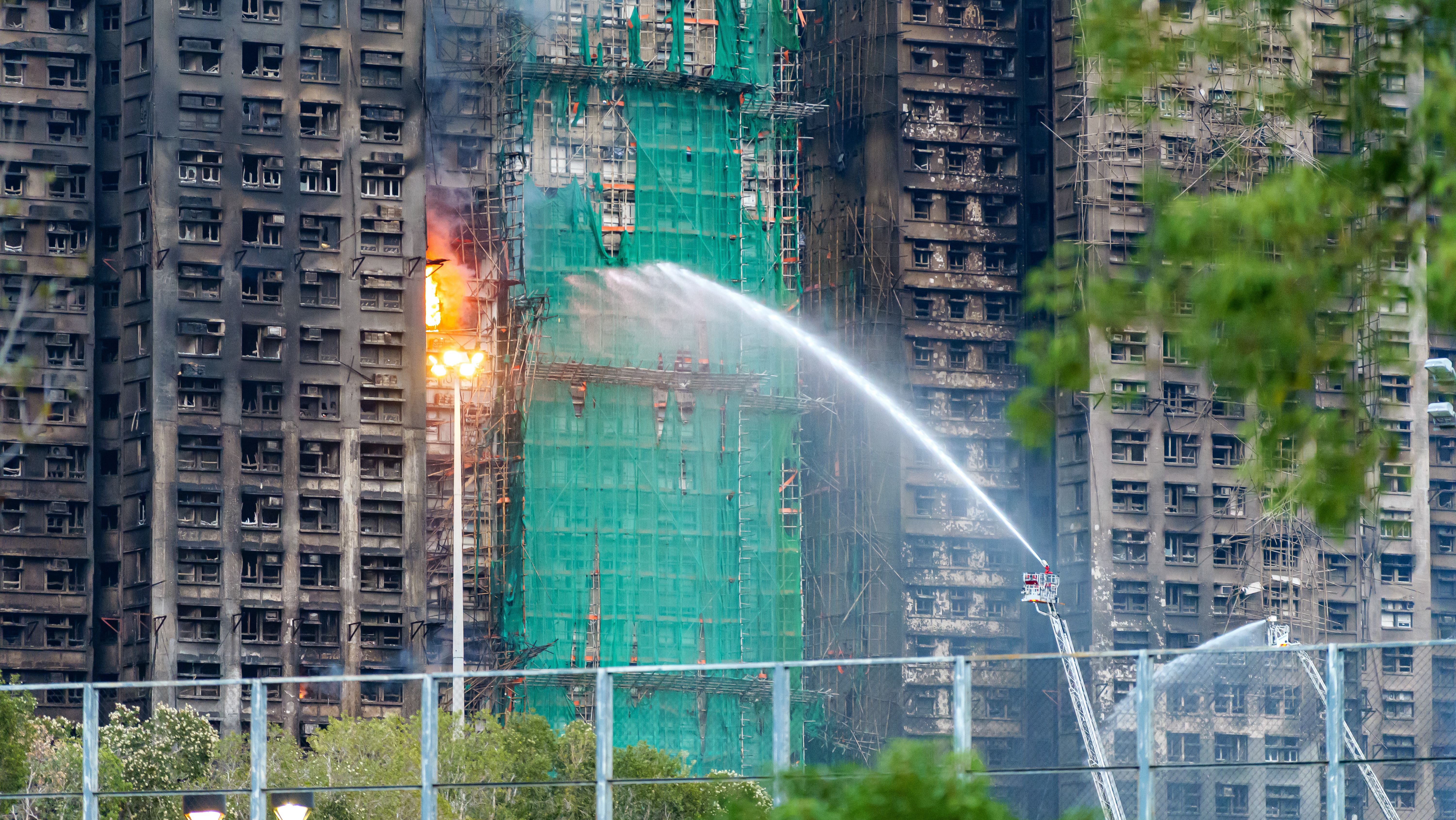 香港火灾背后：争议高楼竹制脚手架
