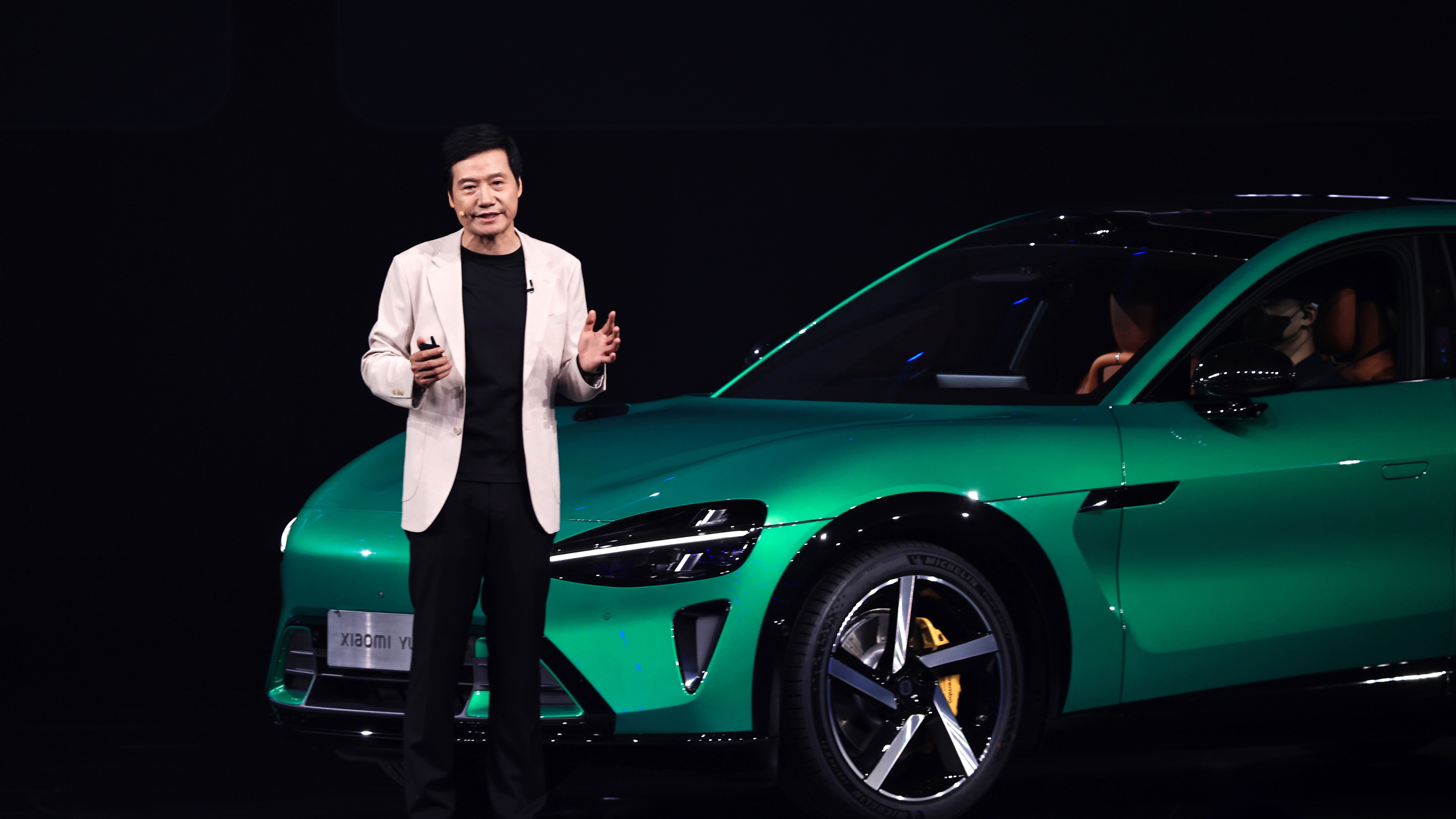 雷军新年首播：确认汽车业务降速