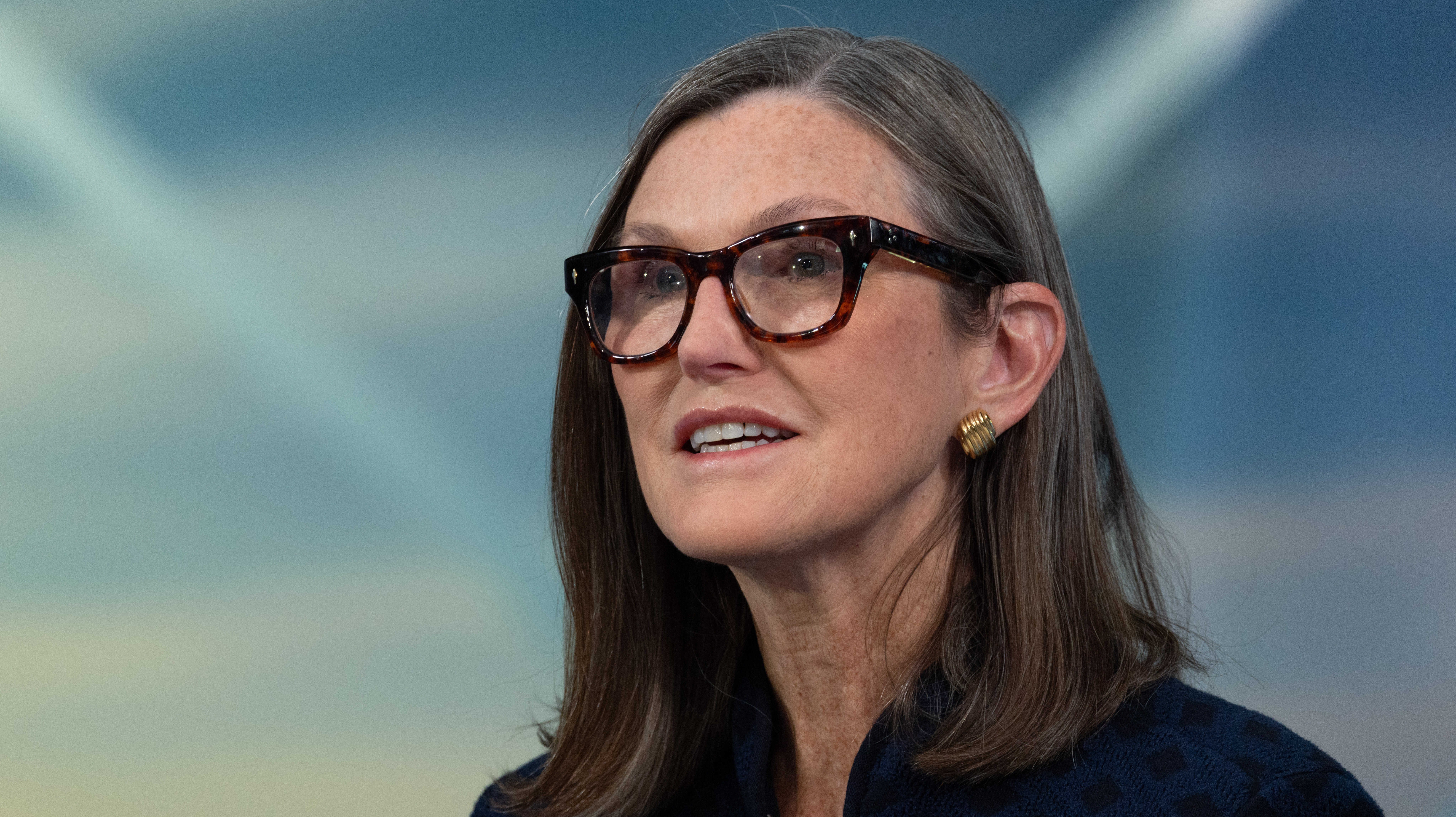 木头姐最新研判：AI正与四大前沿科技深度共振，引发史无前例“大加速”