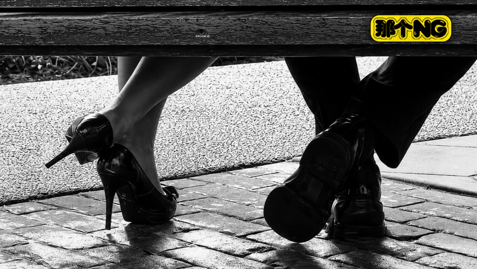 女人扔掉了高跟鞋，男人穿上了